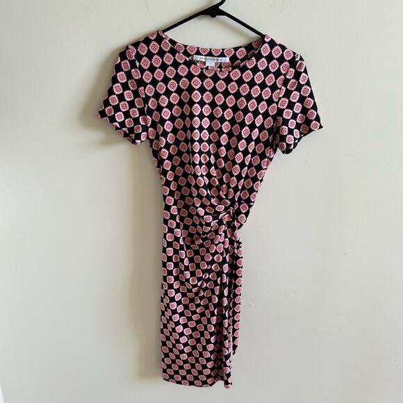Diane Von Furstenberg Silk Dress 4 Pink Black  Short Sleeves Ruched Tie Waist - Picture 1 of 10